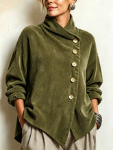 Damen-Pullover aus breitgeripptem Cord mit Stehkragen und goldenen Knöpfen