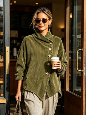 Damen-Pullover aus breitgeripptem Cord mit Stehkragen und goldenen Knöpfen