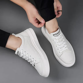 Monarch Wear - Lässige Leder-Sneaker im flachen Sportstil